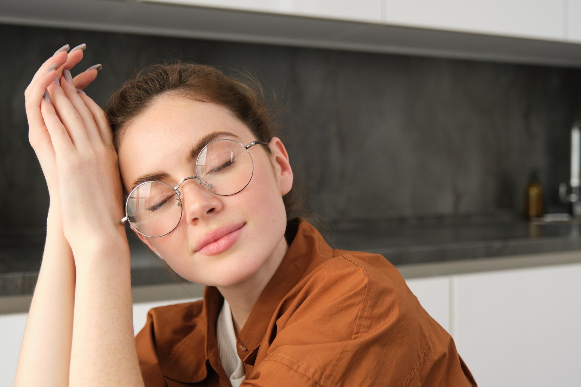 Seseorang menutup mata sambil beristirahat, menunjukkan pentingnya jeda visual dari layar digital